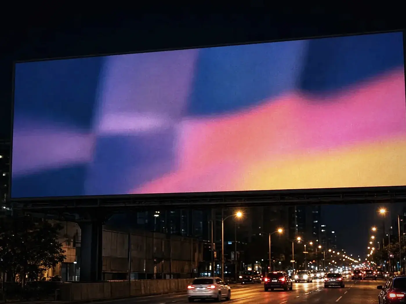 Gran panel luminoso sobre una avenida