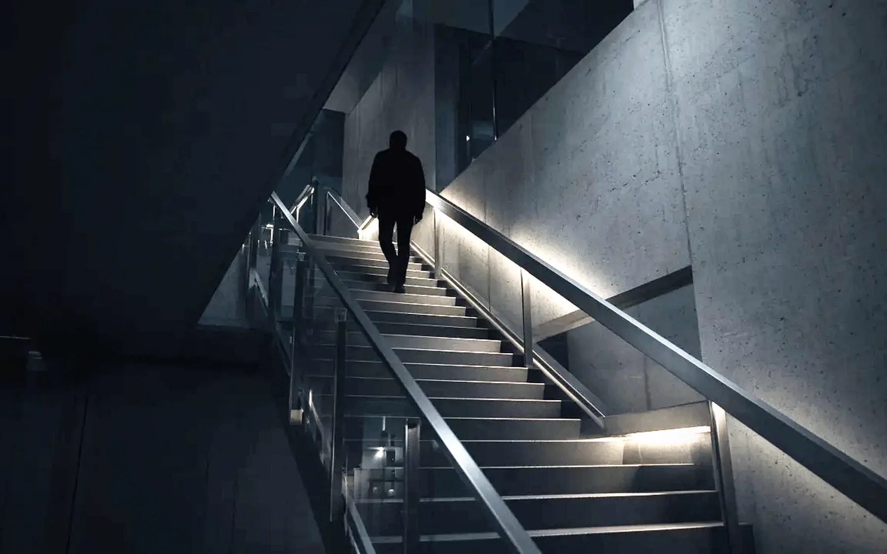 Persona en la escalera de un edificio moderno